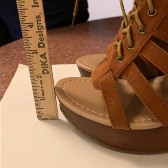 Super flirty wedge with a PEEP hole. NEW - Picture 11 of 11